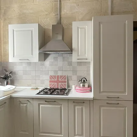 Full 2-storey House While On Hébergement de vacances Hamrun