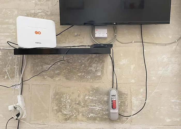 Full 2-storey House While On 펜션 Hamrun