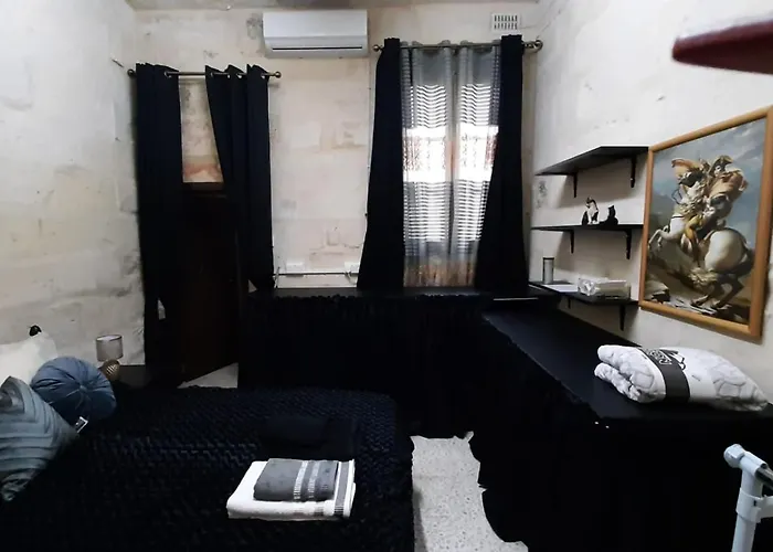 Full 2-storey House While On 펜션 Hamrun