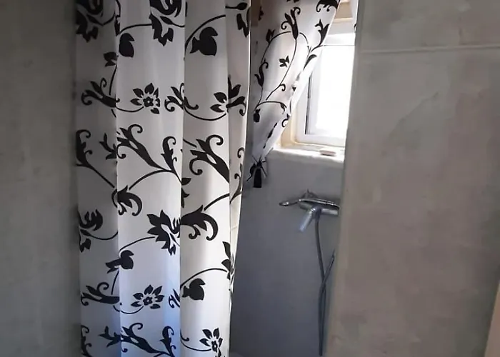 Full 2-storey House While On 펜션 Hamrun