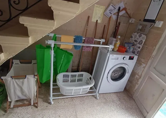 Full 2-storey House While On 펜션 Hamrun